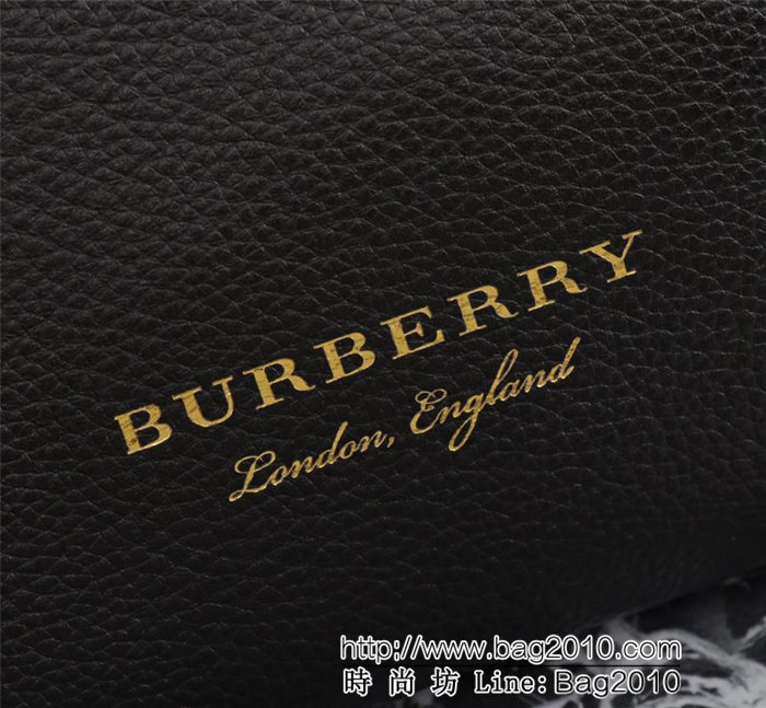 BURBERRY巴寶莉 簡約時尚手拿包 拉鏈口袋飾有 Burberry立體字母 2288  Bhq1048